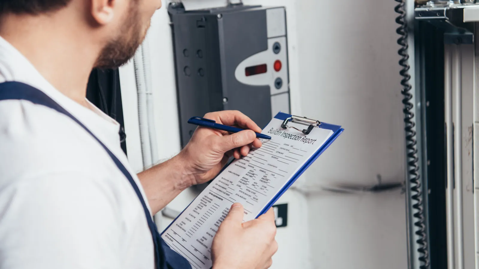 Boletín eléctrico en Barcelona (CIE), de la visita al registro